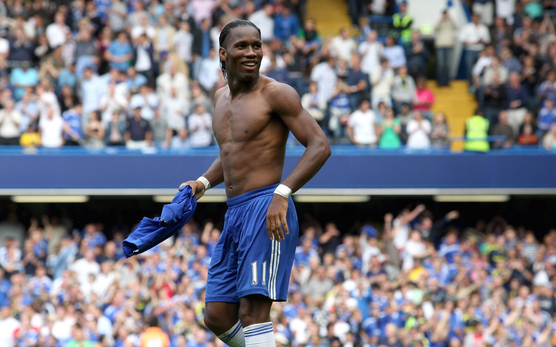 各大球星万圣节狂欢:伊布与哈兰德变身“小丑”造型引爆热议