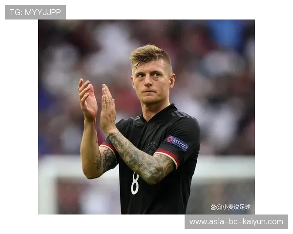 克罗斯斜传精准找到插上的边锋 克罗斯斜传精准找到插上的边锋